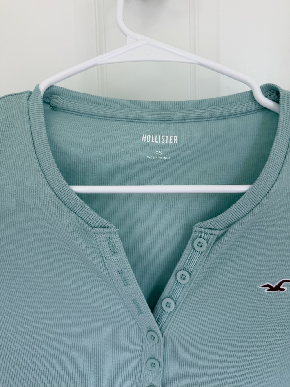 XS Hollister Short Sleeve Henley Top in Light Sage Blue-Green - Picture 2 of 3
